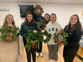 An evening of wreath making, hosted by Grace 🎄 ✨⠀
⠀
The team had a wonderful evening of mulled wine and their very first time at making a Christmas wreath! Some very beautiful creations and smiles all around. ⠀
⠀
What a lovely start to a month of festivities ⭐